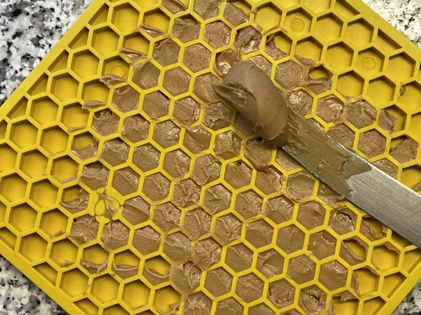 TAPIS DE LÉCHAGE  SODAPUP - MOTIF NID D'ABEILLE – Image 3