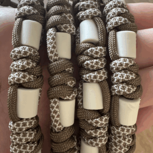 Collier Em taupe