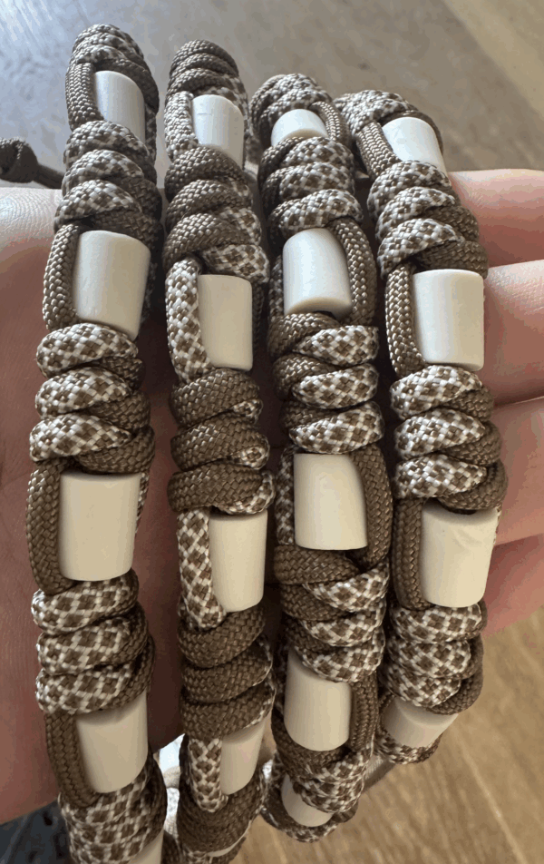 Collier Em taupe