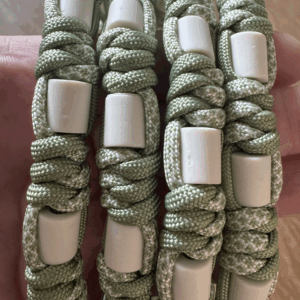 Collier Em vert olive