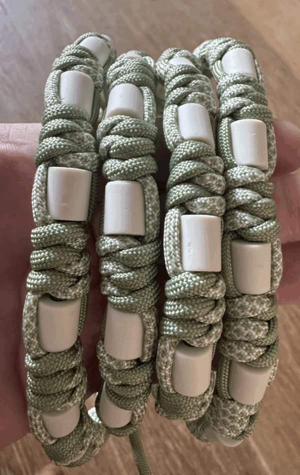 Collier Em vert olive