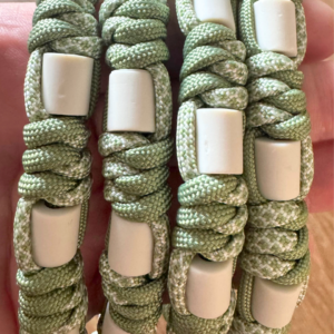 Collier Em vert olive